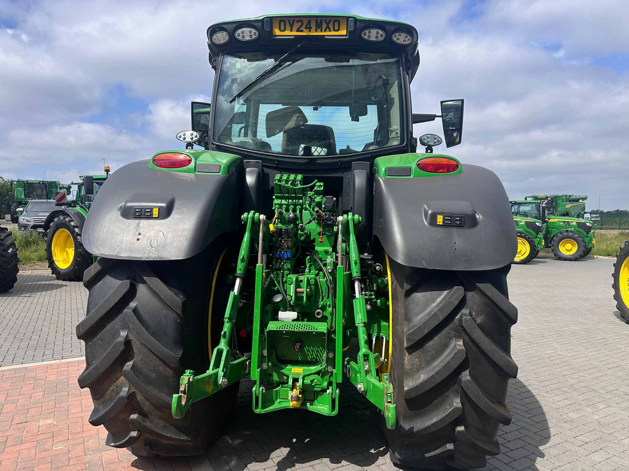 John Deere 6R 215 - Farm tractor: picture 2 John Deere 6R 215 - Farm tractor: picture 2