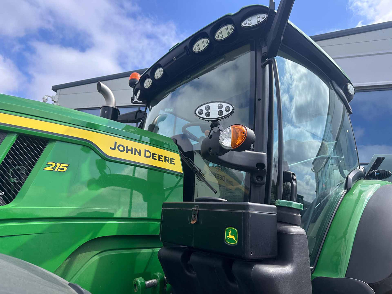 John Deere 6R 215 - Farm tractor: picture 4 John Deere 6R 215 - Farm tractor: picture 4