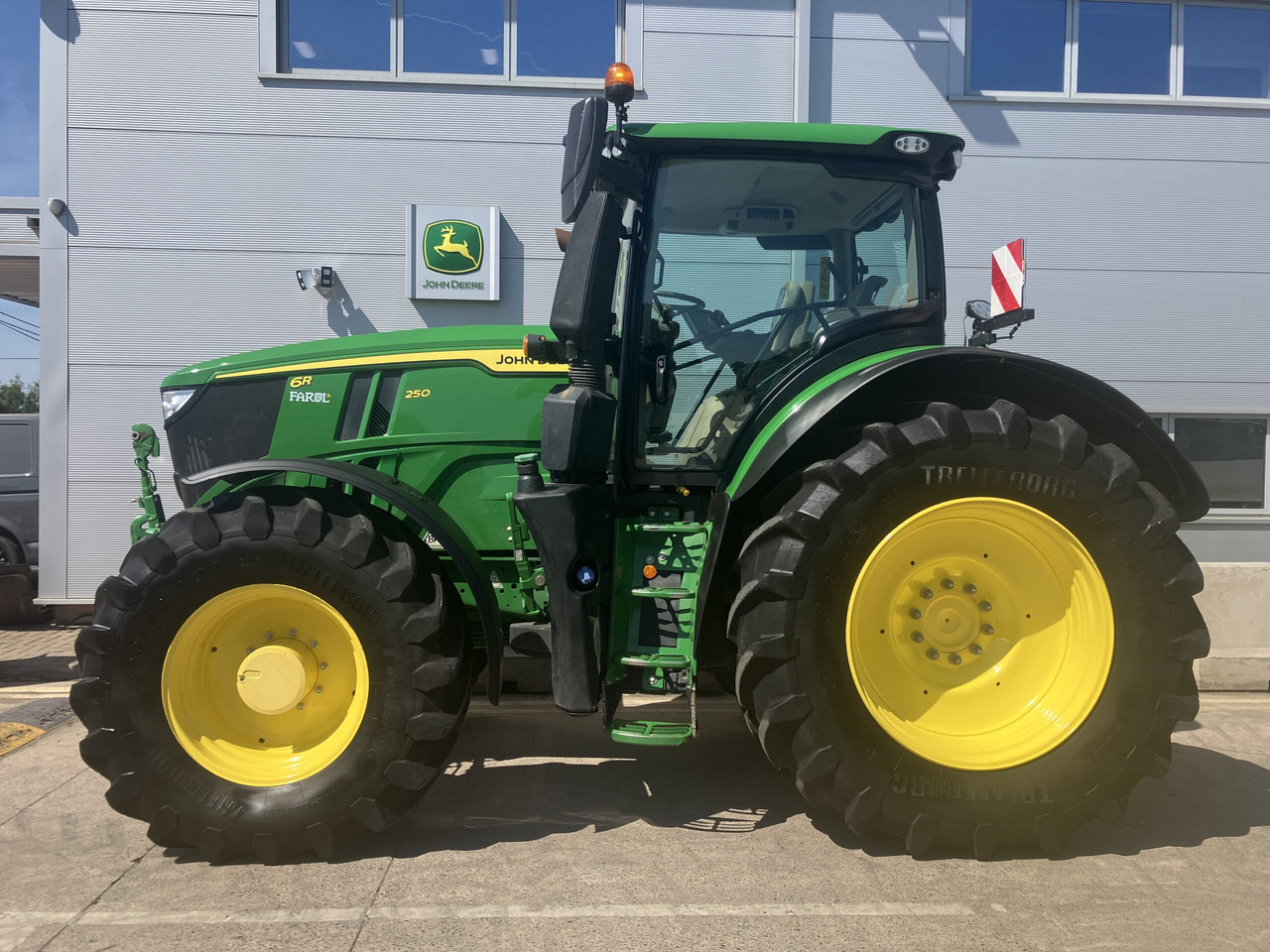 John Deere 6R 250 - Farm tractor: picture 2 John Deere 6R 250 - Farm tractor: picture 2