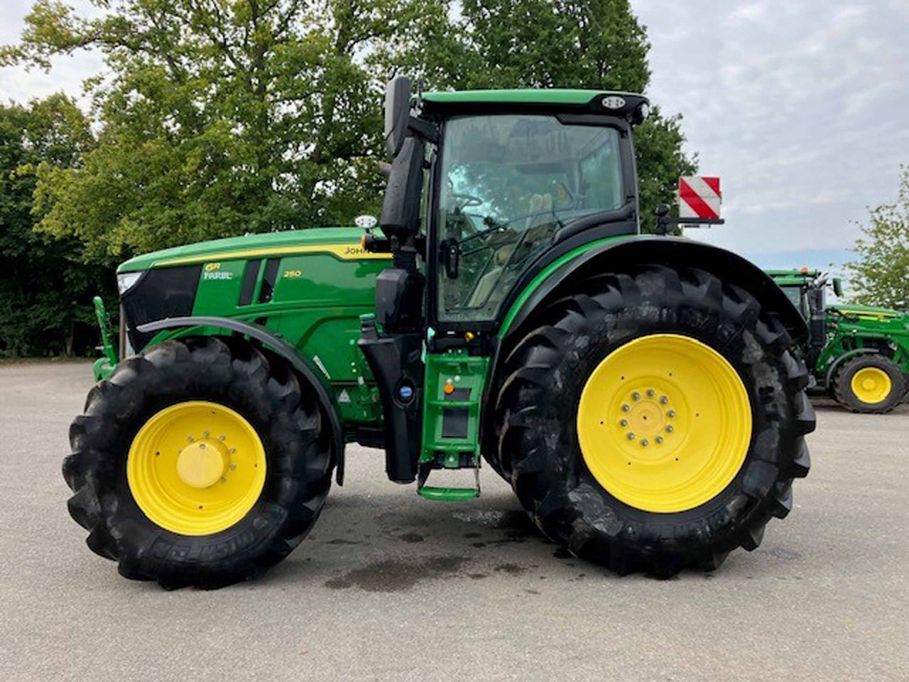 John Deere 6R 250 - Farm tractor: picture 4 John Deere 6R 250 - Farm tractor: picture 4