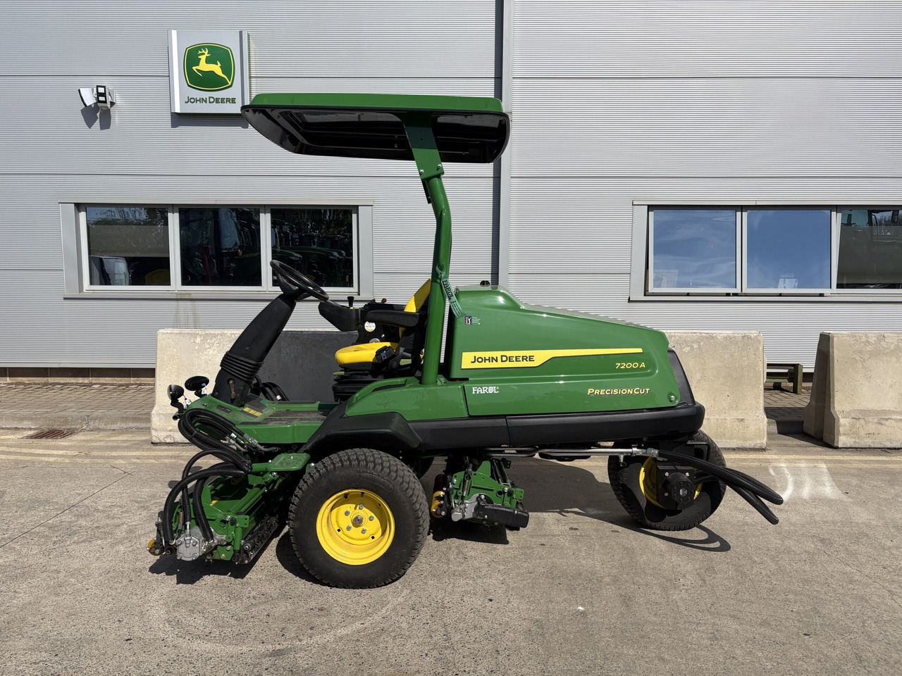 John Deere 7200A Trim & Surrounds mower - Garden mower: picture 1 John Deere 7200A Trim & Surrounds mower - Garden mower: picture 1