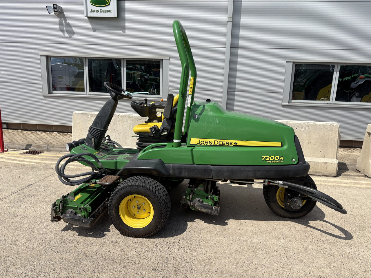 John Deere 7200A Triple Mower - Garden mower: picture 1 John Deere 7200A Triple Mower - Garden mower: picture 1