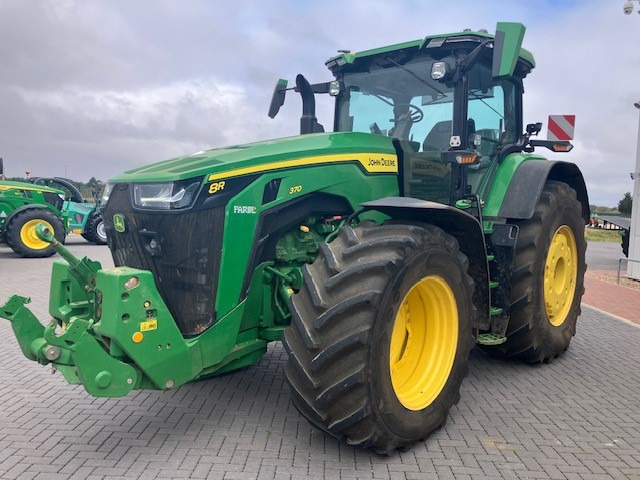 John Deere 8R 370 - Farm tractor: picture 1 John Deere 8R 370 - Farm tractor: picture 1