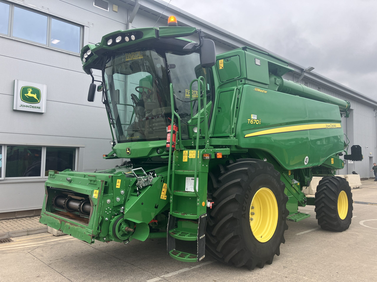John Deere T670i HillMaster - Combine harvester: picture 1 John Deere T670i HillMaster - Combine harvester: picture 1