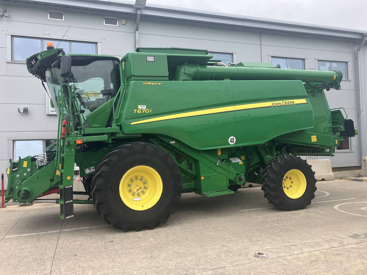 John Deere T670i HillMaster - Combine harvester: picture 2 John Deere T670i HillMaster - Combine harvester: picture 2