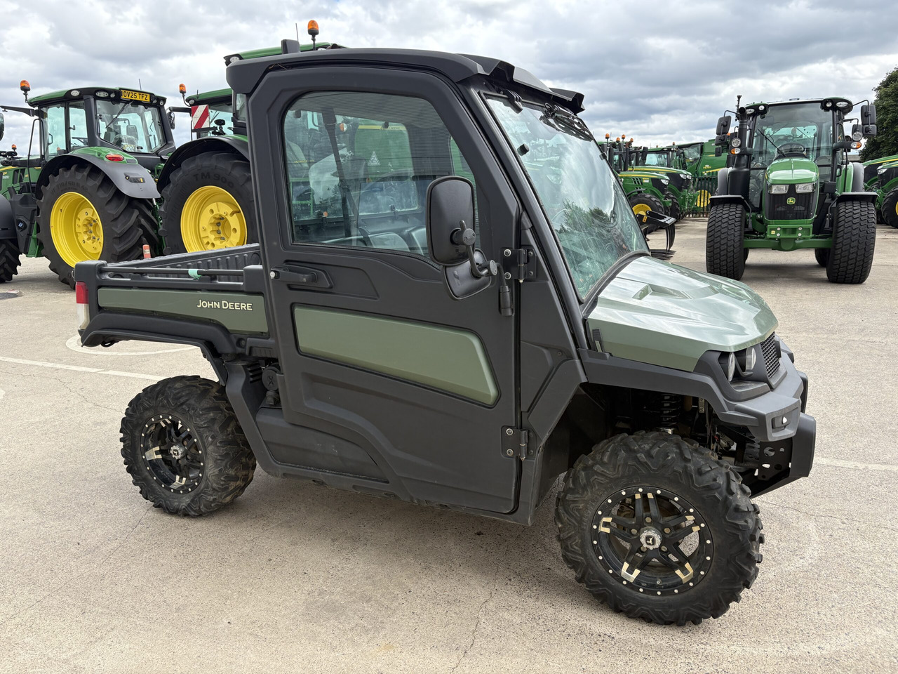 John Deere XUV865M Gator - Side-by-side/ ATV: picture 3 John Deere XUV865M Gator - Side-by-side/ ATV: picture 3