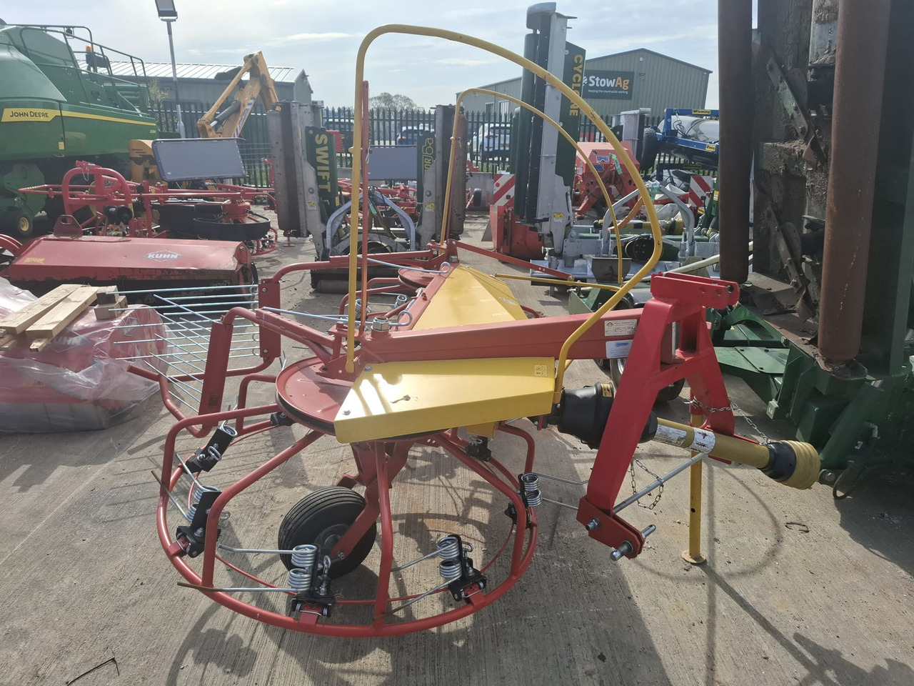 Pomarol Z518 twin rotor tedder - Hay and forage equipment: picture 2 Pomarol Z518 twin rotor tedder - Hay and forage equipment: picture 2