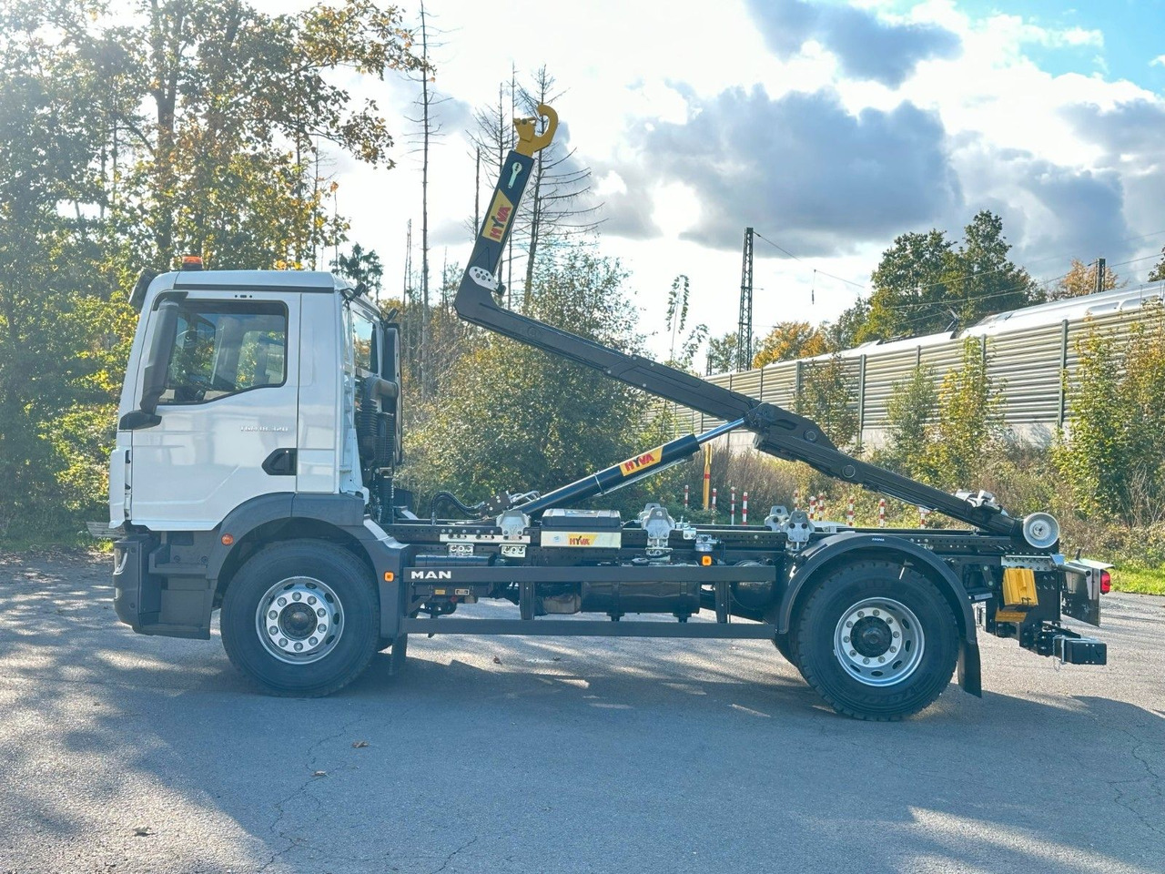 MAN TGM 18.320 4x2 Euro 6e Hyva 12-45 - Hook lift truck, Crane truck: picture 3 MAN TGM 18.320 4x2 Euro 6e Hyva 12-45 - Hook lift truck, Crane truck: picture 3