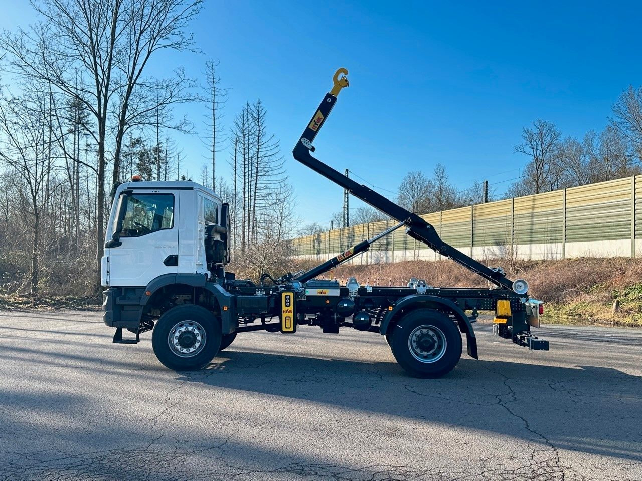 MAN TGM 18.320 4x4 Euro 6e Hyva 12-45 - Hook lift truck, Crane truck: picture 3 MAN TGM 18.320 4x4 Euro 6e Hyva 12-45 - Hook lift truck, Crane truck: picture 3