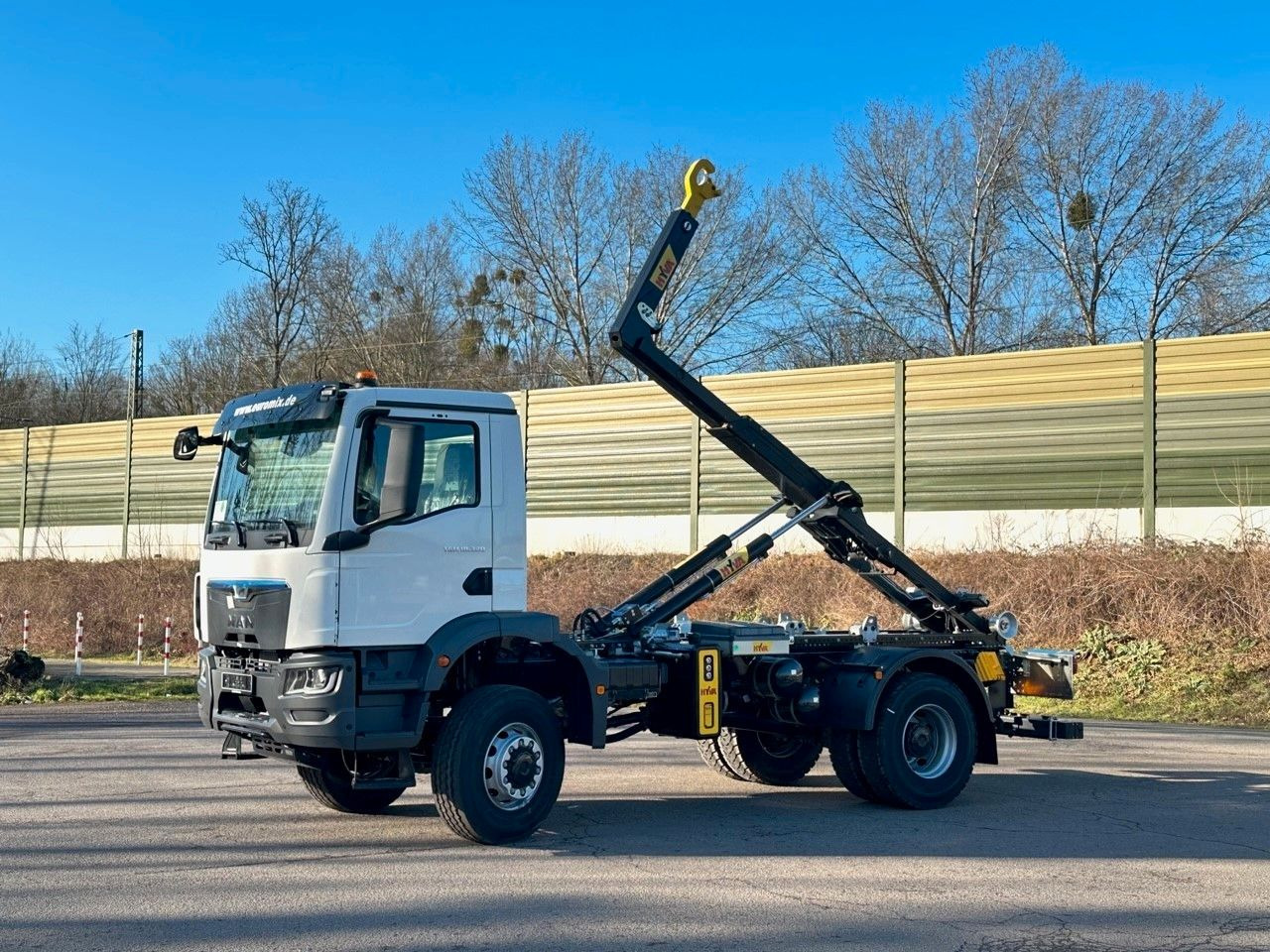 MAN TGM 18.320 4x4 Euro 6e Hyva 12-45 - Hook lift truck, Crane truck: picture 2 MAN TGM 18.320 4x4 Euro 6e Hyva 12-45 - Hook lift truck, Crane truck: picture 2
