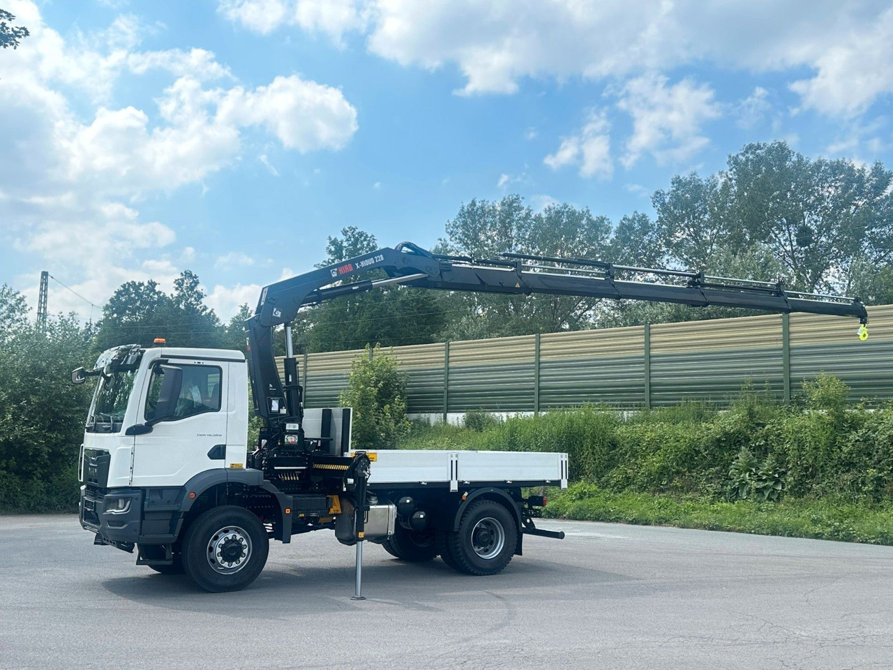 MAN TGM 18.320 4x4 Euro 6e Pritsche Hiab 228-4 Kran - Crane truck: picture 2 MAN TGM 18.320 4x4 Euro 6e Pritsche Hiab 228-4 Kran - Crane truck: picture 2