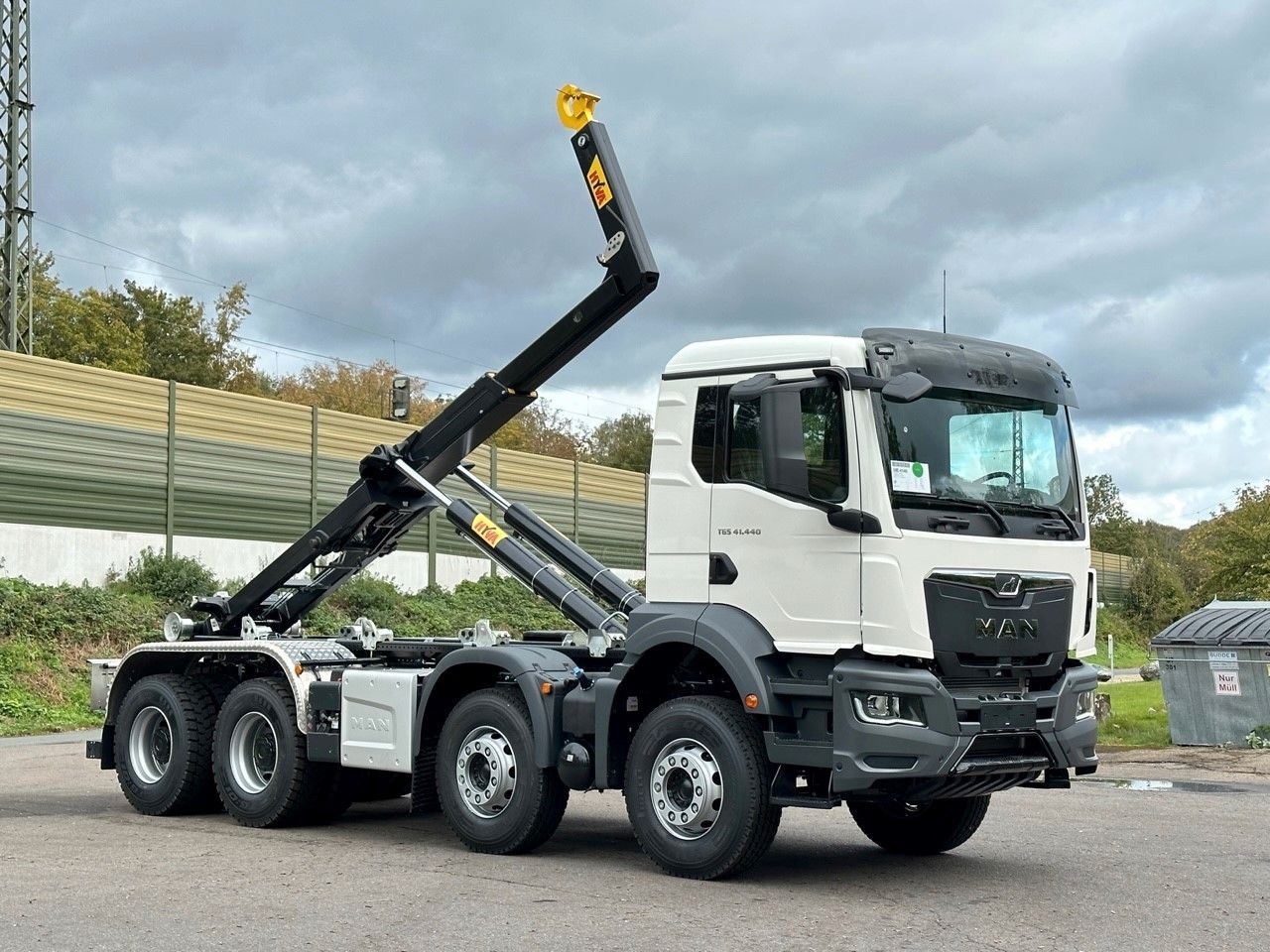 MAN TGS 41.440 8x4 Euro6e Hyva 26-55 Abrollkipper - Hook lift truck: picture 1 MAN TGS 41.440 8x4 Euro6e Hyva 26-55 Abrollkipper - Hook lift truck: picture 1