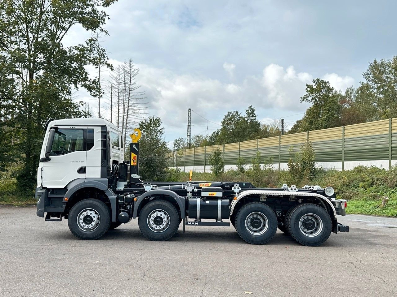 MAN TGS 41.440 8x4 Euro6e Hyva 26-55 Abrollkipper - Hook lift truck: picture 2 MAN TGS 41.440 8x4 Euro6e Hyva 26-55 Abrollkipper - Hook lift truck: picture 2
