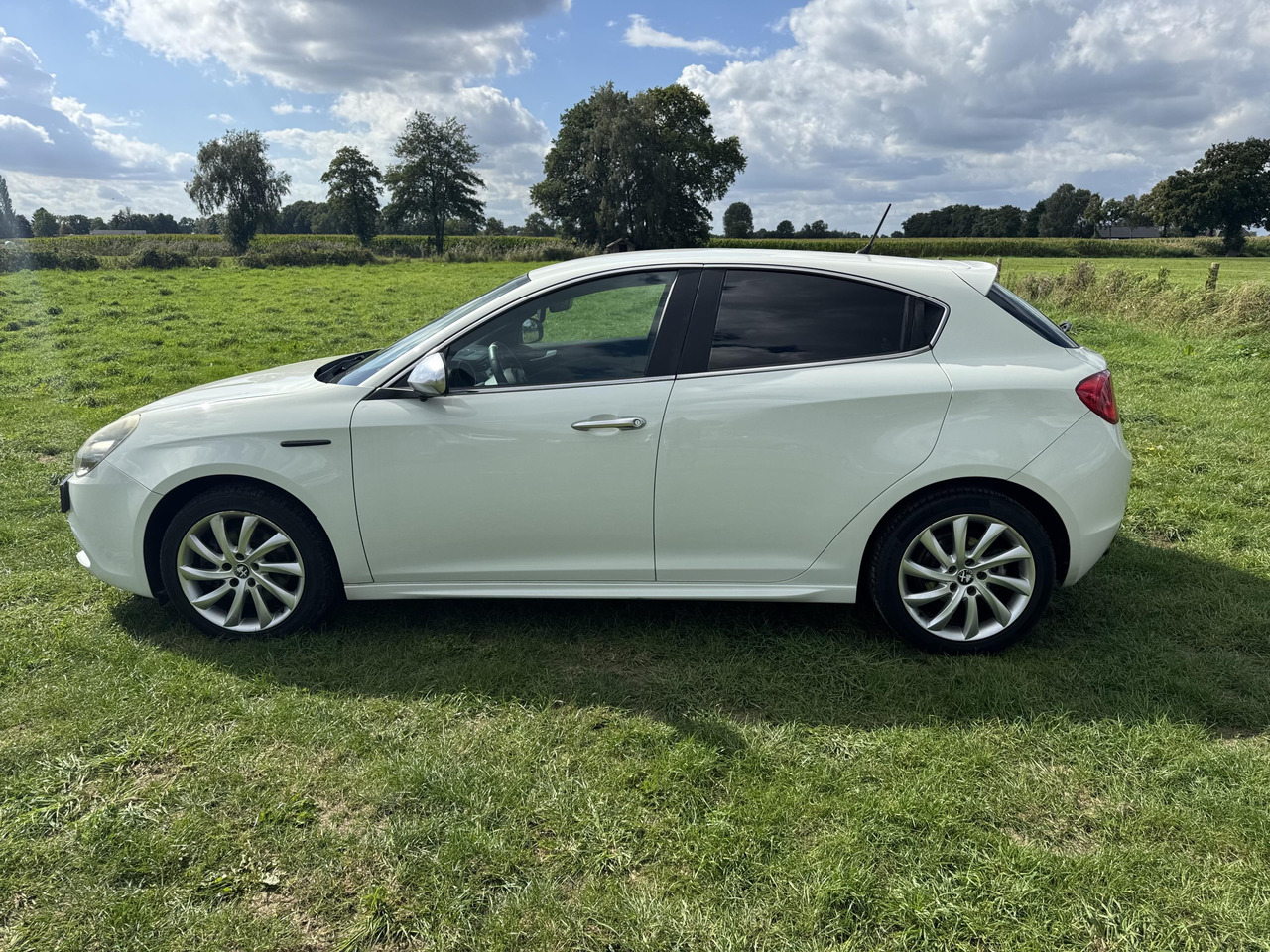 Alfa Romeo | Giulietta | 1.4 T Progression | 2011 | 242.686 km | TZ802F | Geen oordeel - Hatchback: picture 4 Alfa Romeo | Giulietta | 1.4 T Progression | 2011 | 242.686 km | TZ802F | Geen oordeel - Hatchback: picture 4