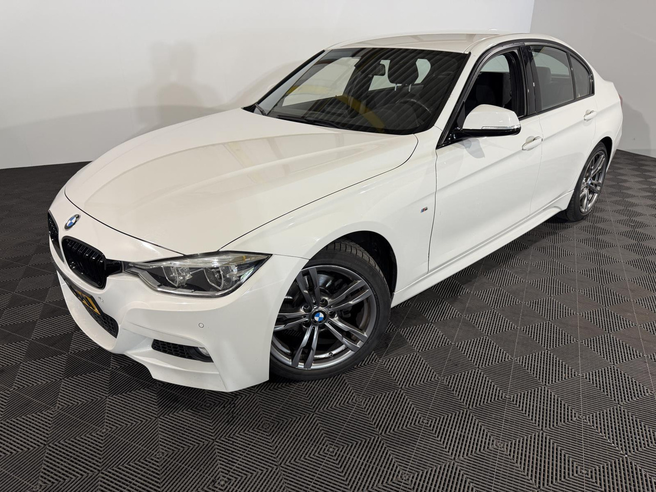 BMW 3-serie 320i Centennial Executive M-Pakket | 2016 | 290.809 km | JP-910-N - Sedan: picture 1 BMW 3-serie 320i Centennial Executive M-Pakket | 2016 | 290.809 km | JP-910-N - Sedan: picture 1