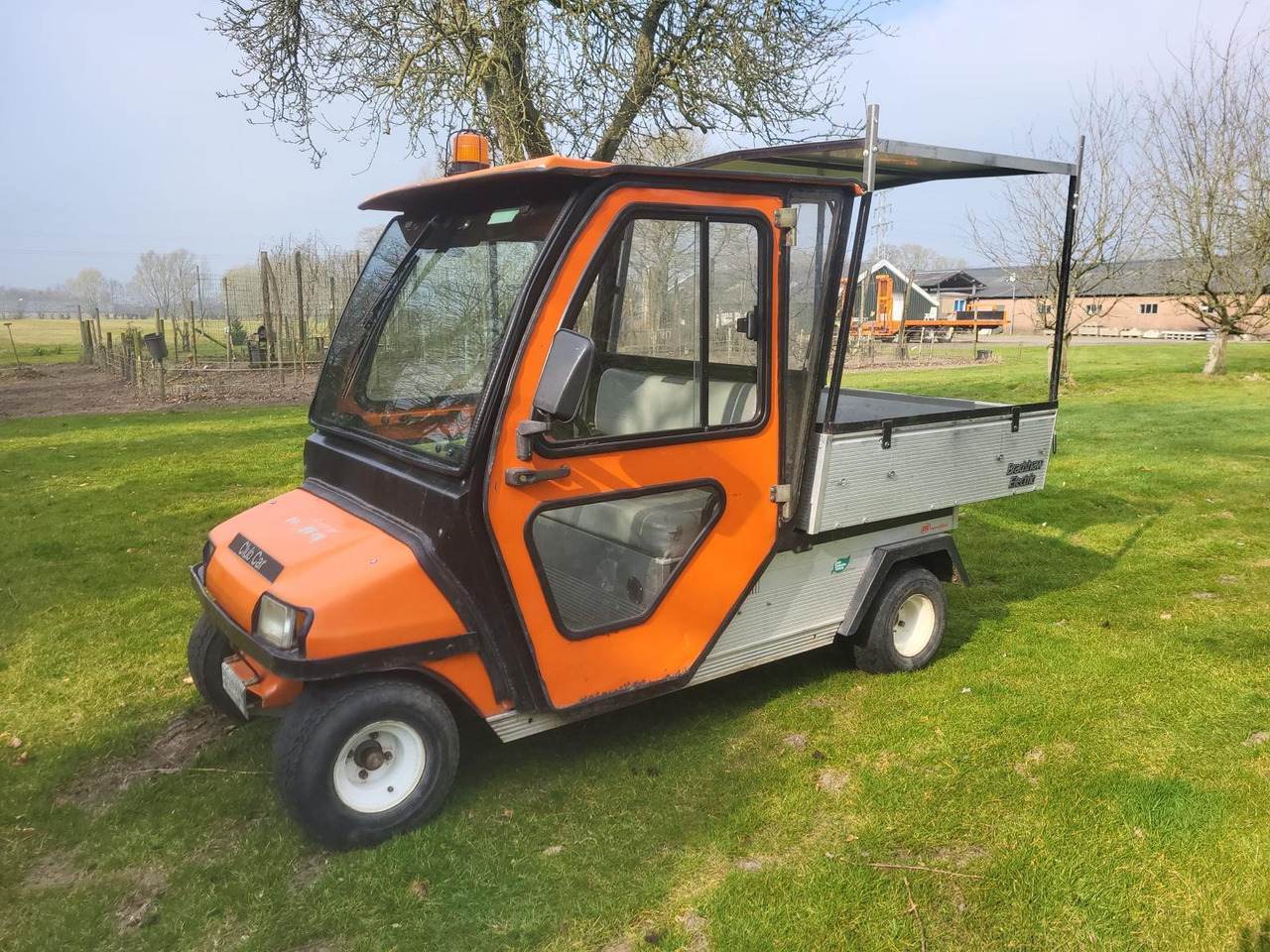 Club Car Carryall Turf 2 2009 Dichte Cabine en Elektrische Kiepbak Marge kavel Incl Lader - Golf cart: picture 1 Club Car Carryall Turf 2 2009 Dichte Cabine en Elektrische Kiepbak Marge kavel Incl Lader - Golf cart: picture 1