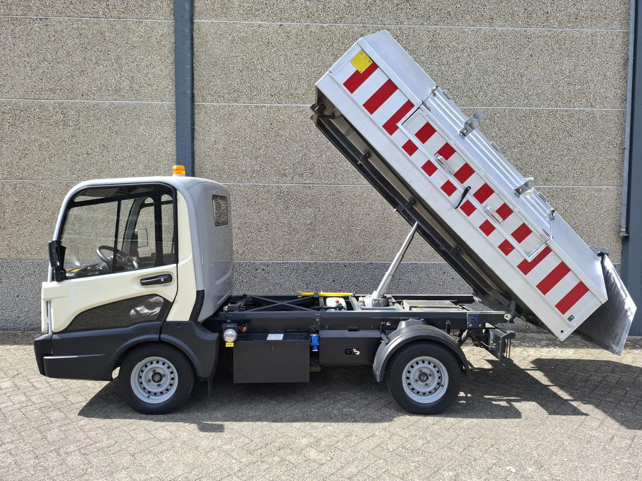 Goupil G5 Elektrische Stratenreinigingsmachine - Electric utility vehicle: picture 3 Goupil G5 Elektrische Stratenreinigingsmachine - Electric utility vehicle: picture 3