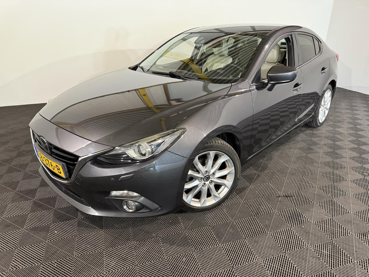 Mazda 3 2.2D Skylease GT | 2015 | 185.370 km | SB-376-B - Sedan: picture 1 Mazda 3 2.2D Skylease GT | 2015 | 185.370 km | SB-376-B - Sedan: picture 1