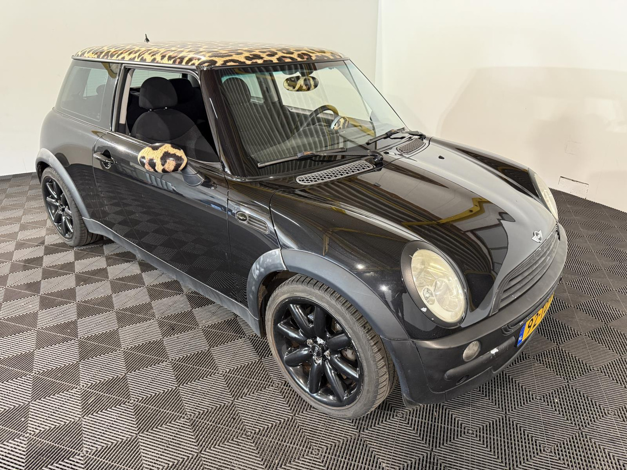 Mini 1.6 Cooper Chili | 2002 | 281.722 km| 92-TD-VK - Hatchback: picture 3 Mini 1.6 Cooper Chili | 2002 | 281.722 km| 92-TD-VK - Hatchback: picture 3