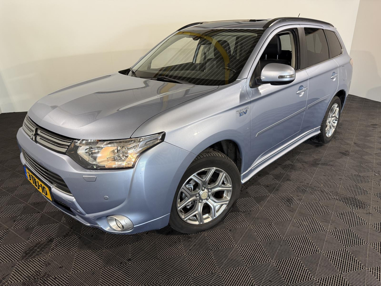 Mitsubishi Outlander 2.0 PHEV Instyle |2013 | 268.145 km | 3-TBJ-10 - SUV: picture 1 Mitsubishi Outlander 2.0 PHEV Instyle |2013 | 268.145 km | 3-TBJ-10 - SUV: picture 1