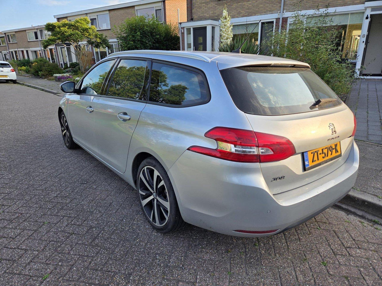Peugeot 308 1.2 PureTech Allure ZT-579-K 236.408 - Car: picture 2 Peugeot 308 1.2 PureTech Allure ZT-579-K 236.408 - Car: picture 2