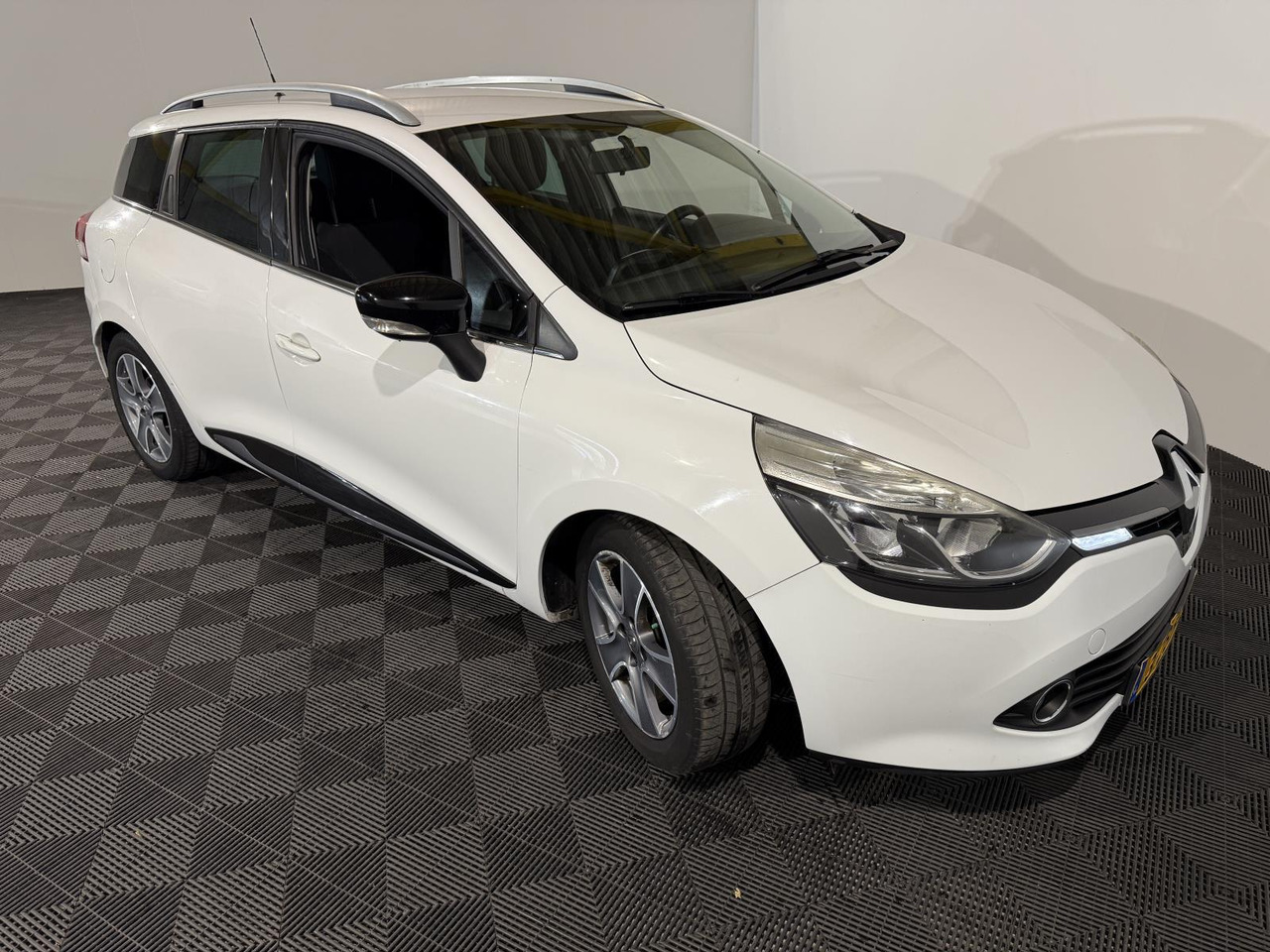 Renault | Clio Estate | 0.9 TCe Night&Day | 2014 | 176.858 km | 3ZBH50 | Logisch - Car: picture 4 Renault | Clio Estate | 0.9 TCe Night&Day | 2014 | 176.858 km | 3ZBH50 | Logisch - Car: picture 4
