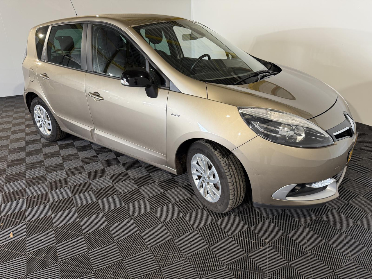 Renault Scénic 1.2 TCe Limited GB-844-F 145.710 km - Car: picture 5 Renault Scénic 1.2 TCe Limited GB-844-F 145.710 km - Car: picture 5