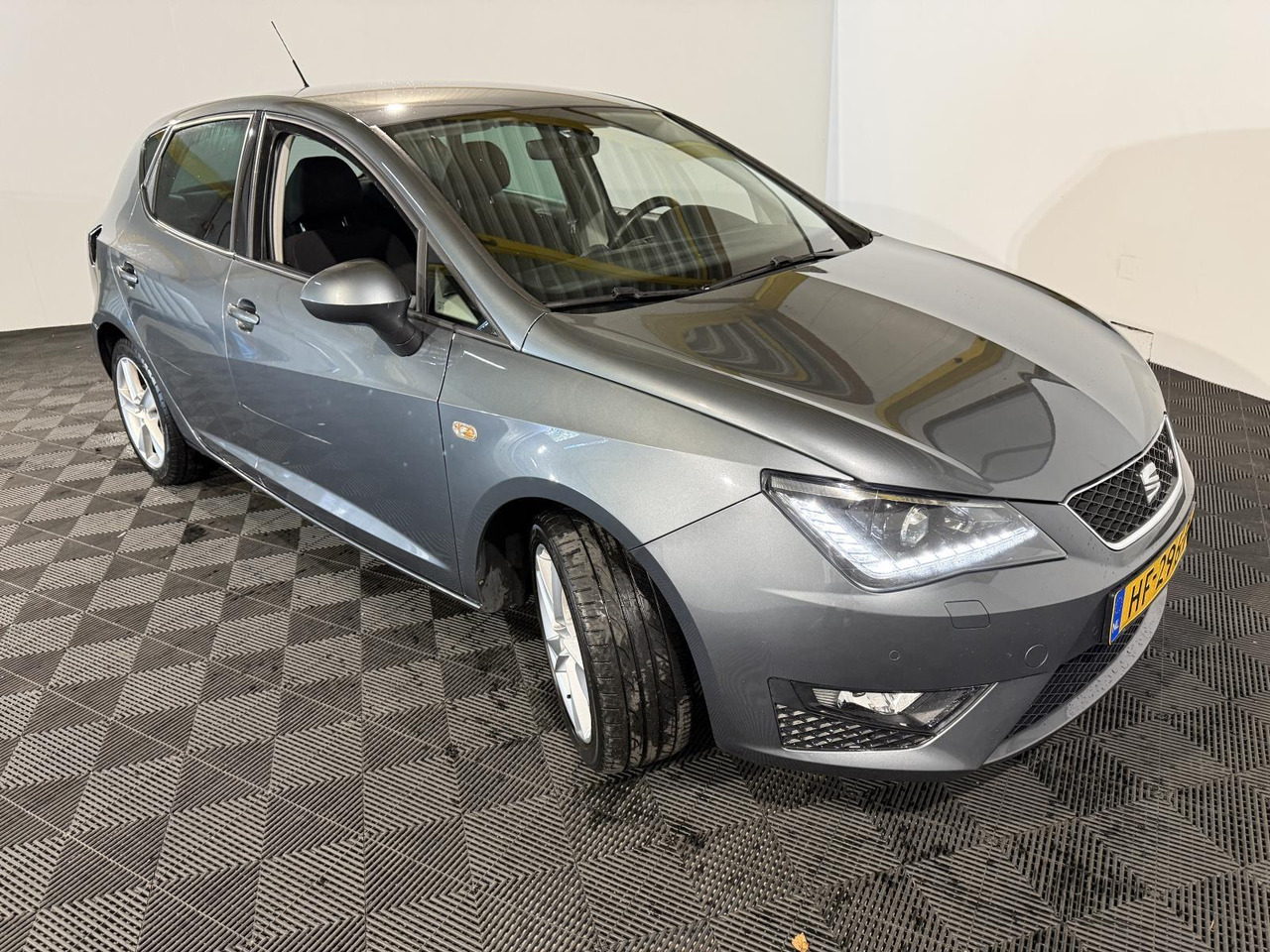 SEAT | Ibiza | 1.0 EcoTSI FR Connect | 2015 | 138.360 km | HF296P | Logisch - Hatchback: picture 4 SEAT | Ibiza | 1.0 EcoTSI FR Connect | 2015 | 138.360 km | HF296P | Logisch - Hatchback: picture 4