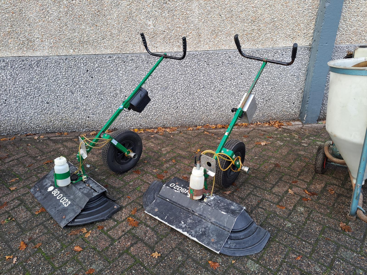 Set Spuitapparatuur: 5x Rugspuit, 2x Duwspuit, 2 Vul-/Spoelmachines, 1x Mantis UVL Spuit Installatie - Cleaning machinery: picture 3 Set Spuitapparatuur: 5x Rugspuit, 2x Duwspuit, 2 Vul-/Spoelmachines, 1x Mantis UVL Spuit Installatie - Cleaning machinery: picture 3