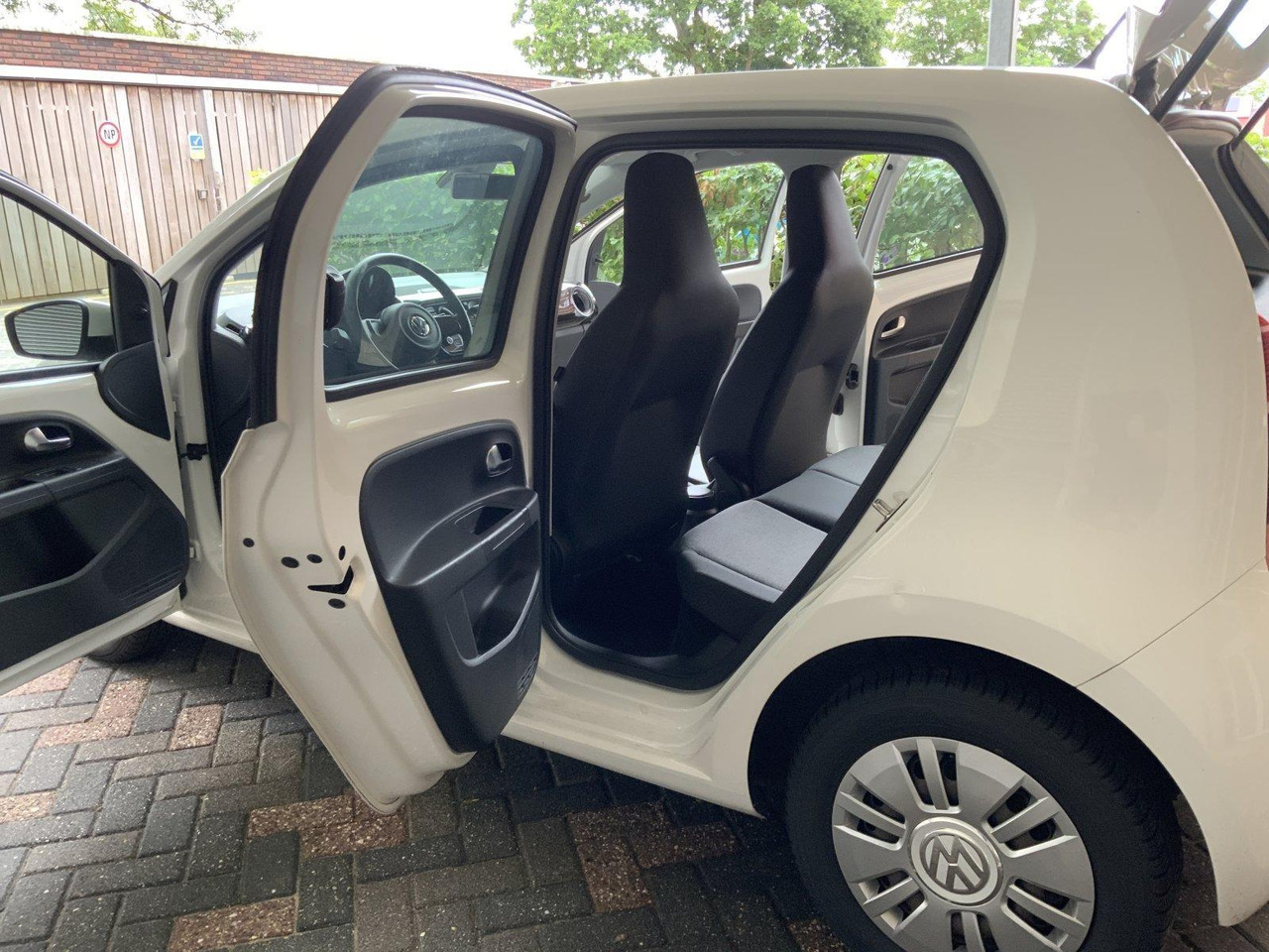 Volkswagen Up! | 1.0 move up! | 2014 | 123.288km | 3-ZDJ-85 - Hatchback: picture 2 Volkswagen Up! | 1.0 move up! | 2014 | 123.288km | 3-ZDJ-85 - Hatchback: picture 2