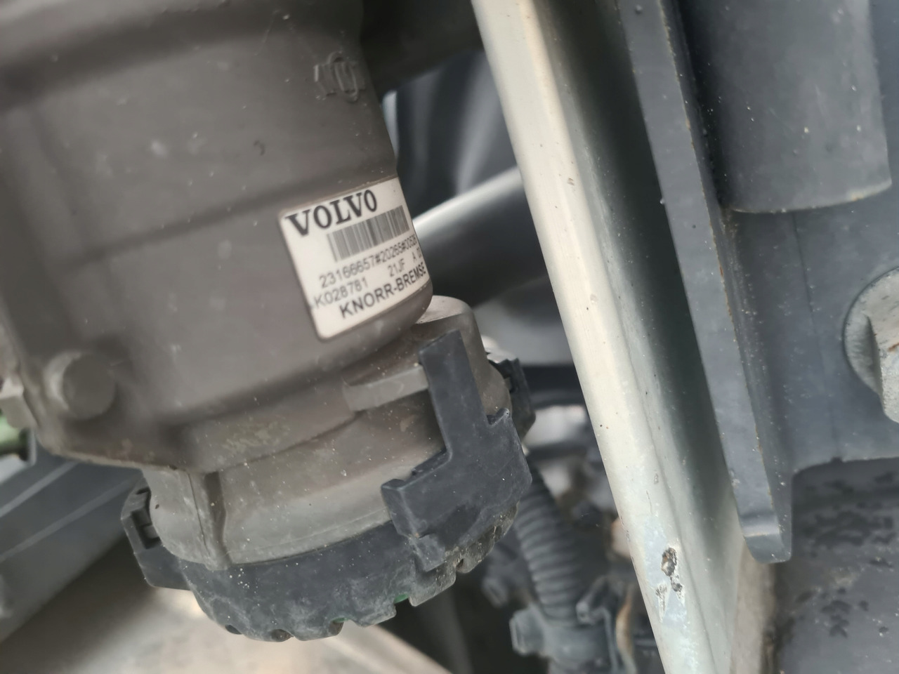 KNORR-BREMSE ZAWÓR EBS EUROPA NACZEPOWY VOLVO FH 4 FM 4 FH 5 FM 5 FMX 23166657 - Brake valve for Truck: picture 3 KNORR-BREMSE ZAWÓR EBS EUROPA NACZEPOWY VOLVO FH 4 FM 4 FH 5 FM 5 FMX 23166657 - Brake valve for Truck: picture 3