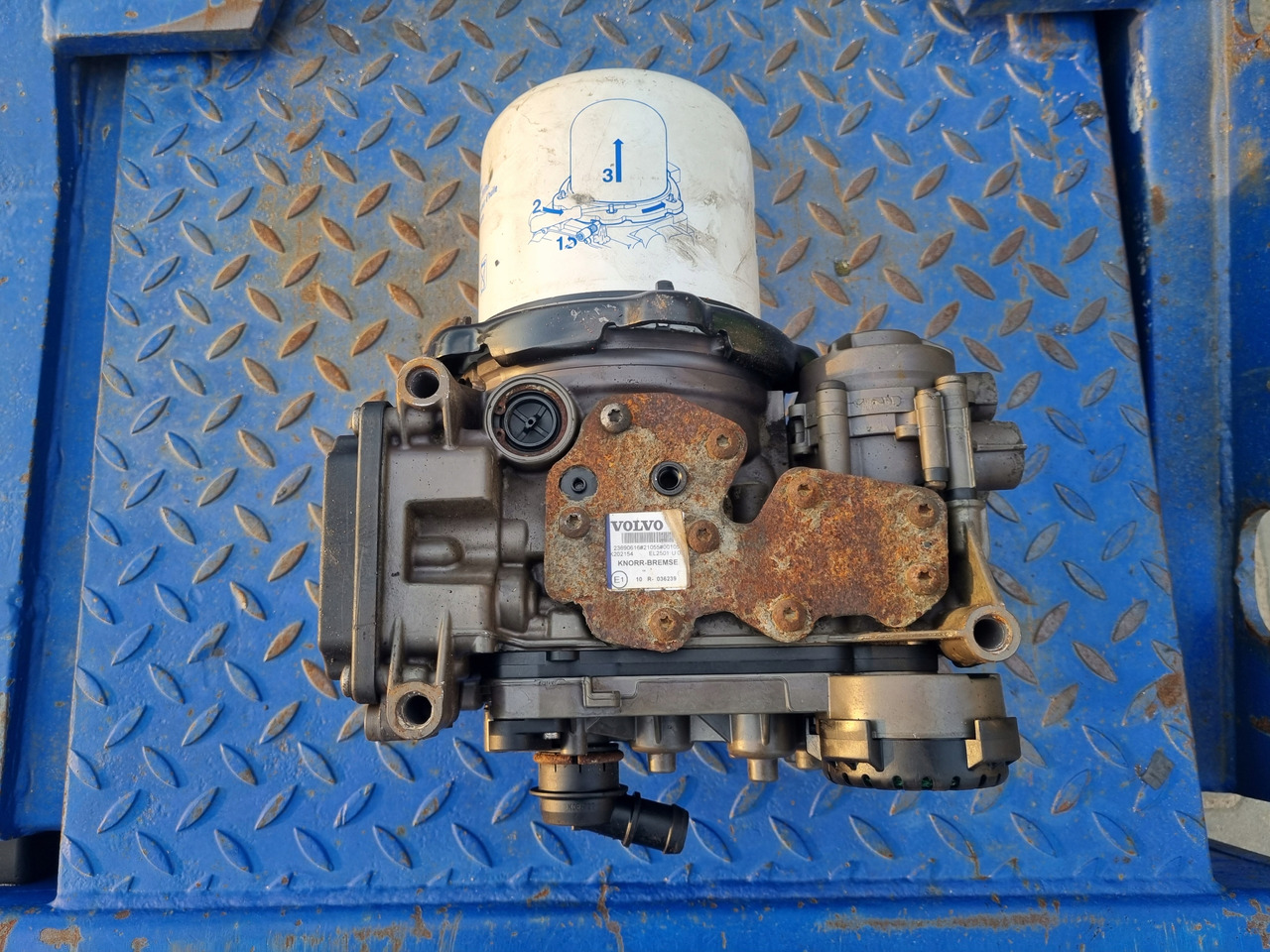 KNORR-BREMSE ZAWÓR OSUSZACZ POWIETRZA APM VOLVO FH 4 FM 4 FMX 4 EURO 6 - Brake parts for Truck: picture 1 KNORR-BREMSE ZAWÓR OSUSZACZ POWIETRZA APM VOLVO FH 4 FM 4 FMX 4 EURO 6 - Brake parts for Truck: picture 1