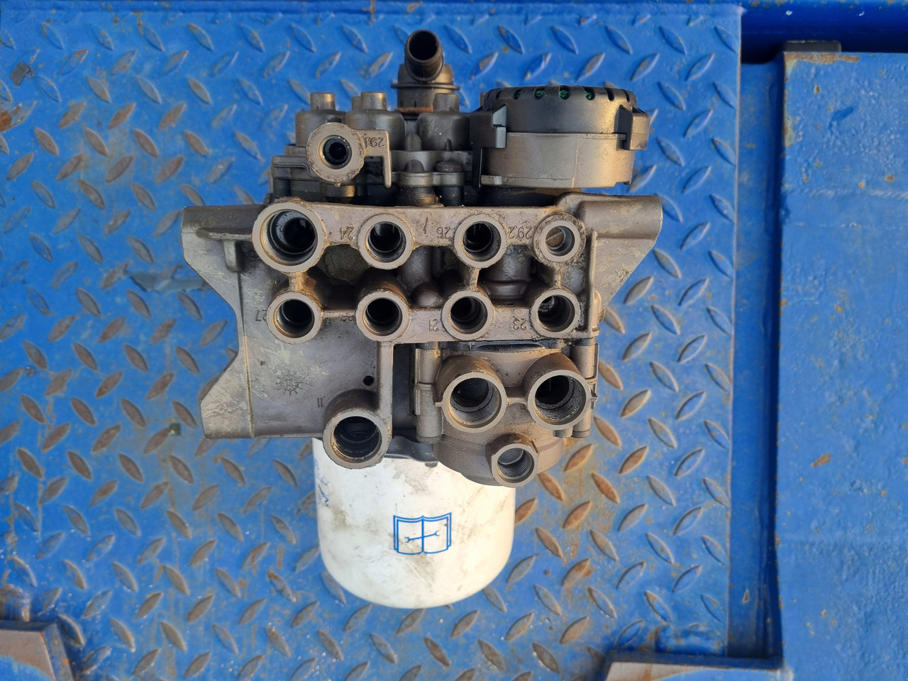 KNORR-BREMSE ZAWÓR OSUSZACZ POWIETRZA APM VOLVO FH 4 FM 4 FMX 4 EURO 6 - Brake parts for Truck: picture 4 KNORR-BREMSE ZAWÓR OSUSZACZ POWIETRZA APM VOLVO FH 4 FM 4 FMX 4 EURO 6 - Brake parts for Truck: picture 4