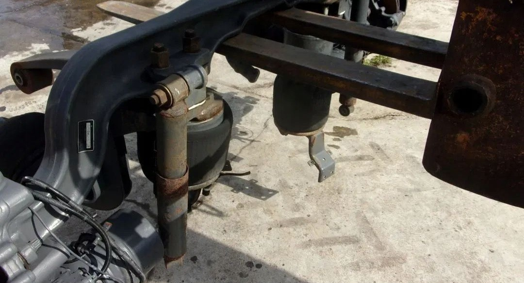 OŚ PODNOSZONA PODWIESZANA DŹWIGANA 6x2 RENAULT DXI 1111 - Axle and parts for Truck: picture 1 OŚ PODNOSZONA PODWIESZANA DŹWIGANA 6x2 RENAULT DXI 1111 - Axle and parts for Truck: picture 1
