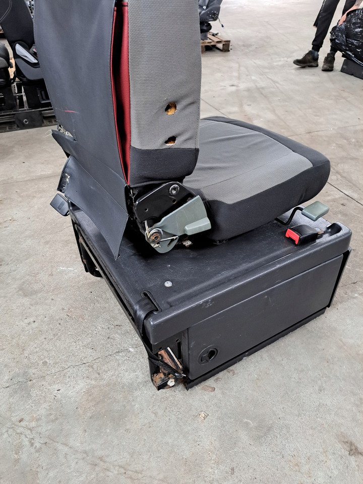Renault FOTEL OBRACANY SIEDZENIE PASAŻERA RENAULT MAGNUM DXI LIFT VEGA S - Seat for Truck: picture 4 Renault FOTEL OBRACANY SIEDZENIE PASAŻERA RENAULT MAGNUM DXI LIFT VEGA S - Seat for Truck: picture 4