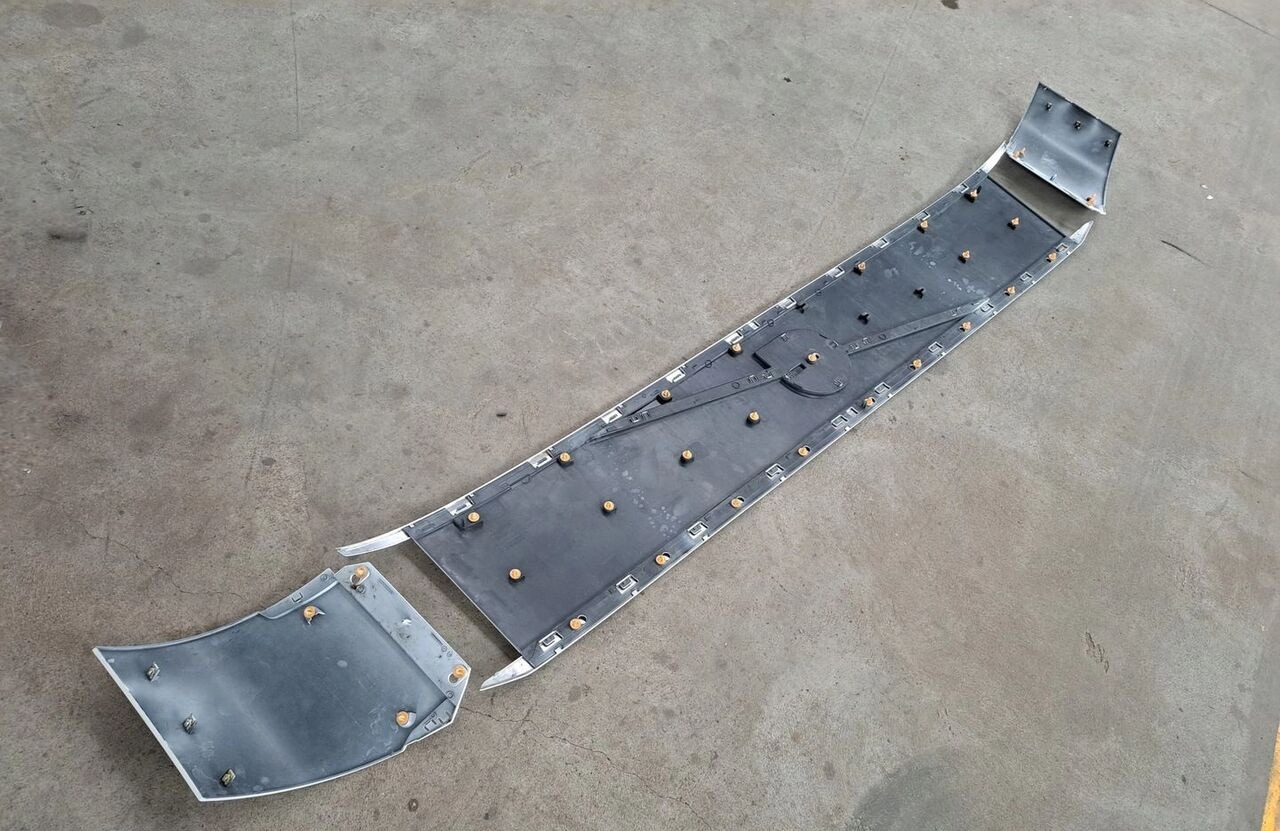 Volvo LISTWA MASKI ATRAPA KABINY KOMPLET FH 5. Volvo VOLVO FH 5 - Bumper for Truck: picture 2 Volvo LISTWA MASKI ATRAPA KABINY KOMPLET FH 5. Volvo VOLVO FH 5 - Bumper for Truck: picture 2