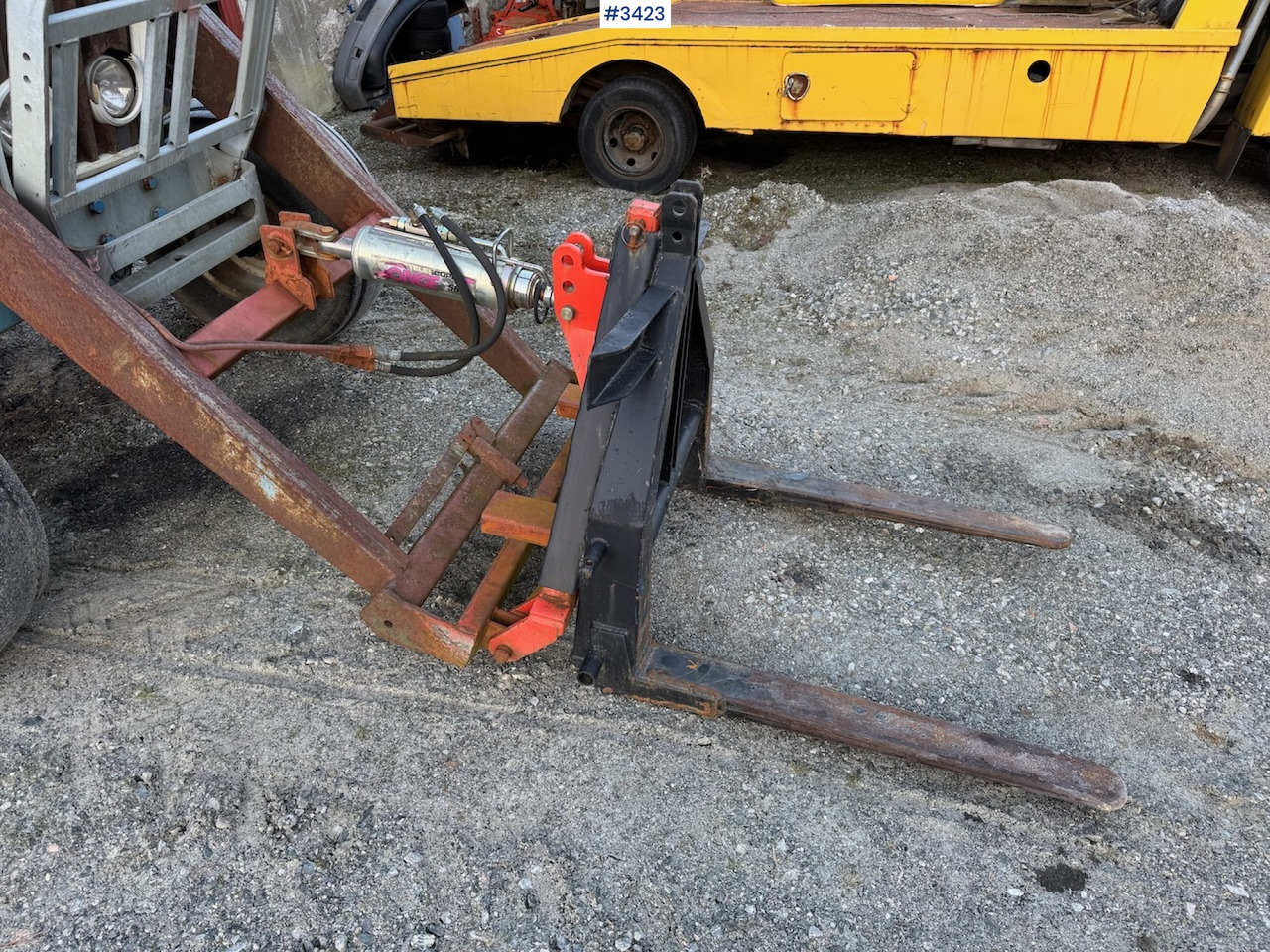1981 Ford 4600 w/front loader, bucket and pallet fork. - Farm tractor: picture 4 1981 Ford 4600 w/front loader, bucket and pallet fork. - Farm tractor: picture 4