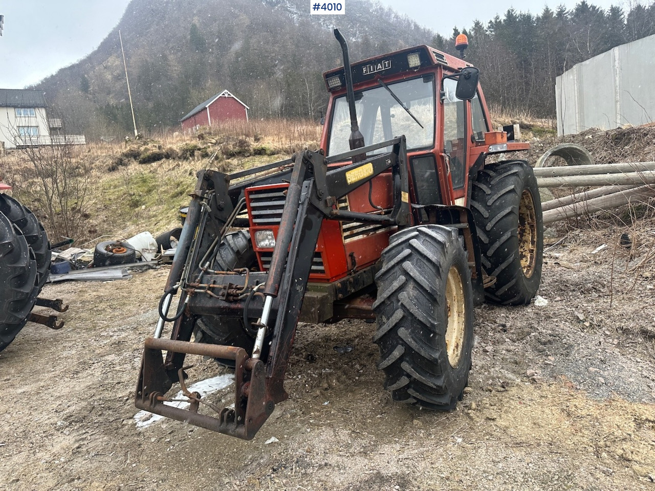 1982 Fiat 780 DT w/ front loader, snow shovel, chains, top link, triangle and extra set of twin wheels. - Farm tractor: picture 2 1982 Fiat 780 DT w/ front loader, snow shovel, chains, top link, triangle and extra set of twin wheels. - Farm tractor: picture 2