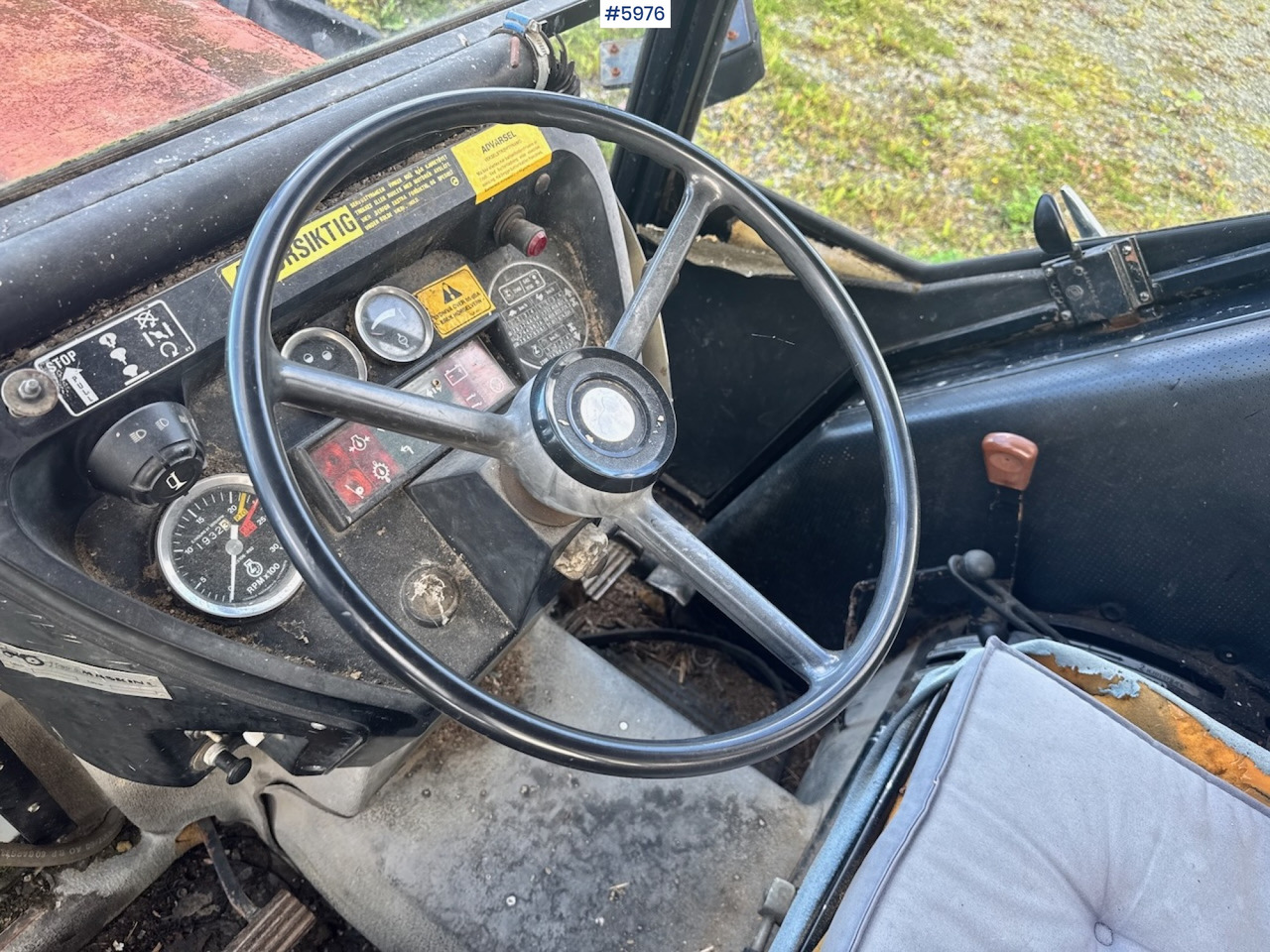 Farm tractor 1985 Case International 685 with Log Trailer: picture 10 Farm tractor 1985 Case International 685 with Log Trailer: picture 10