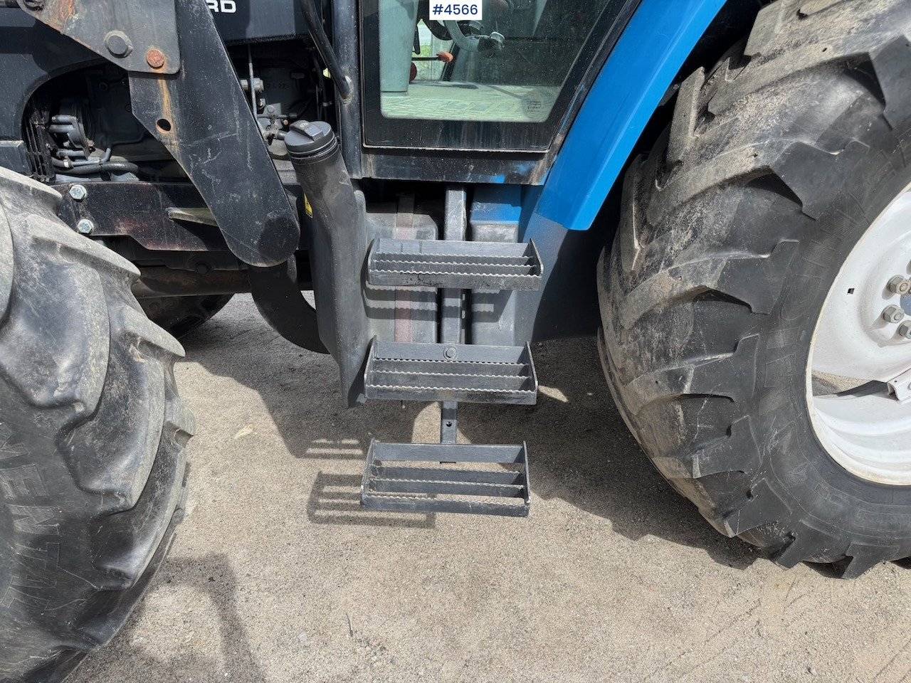 1998 New Holland TS 100 w/front loader and some equipment - Farm tractor: picture 3 1998 New Holland TS 100 w/front loader and some equipment - Farm tractor: picture 3
