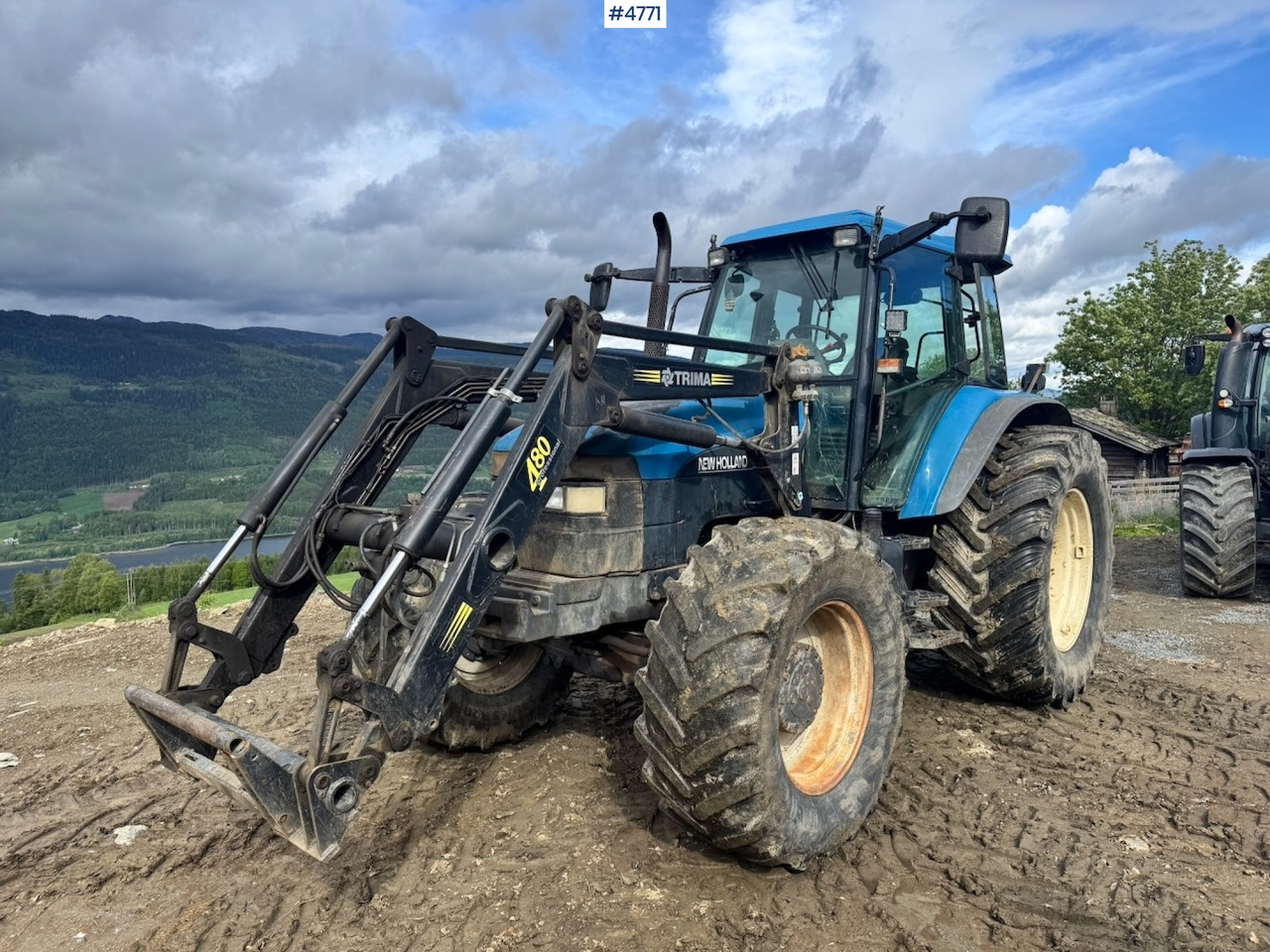 2000 New Holland TM135 4x4 w/ Front loader - Farm tractor: picture 4 2000 New Holland TM135 4x4 w/ Front loader - Farm tractor: picture 4