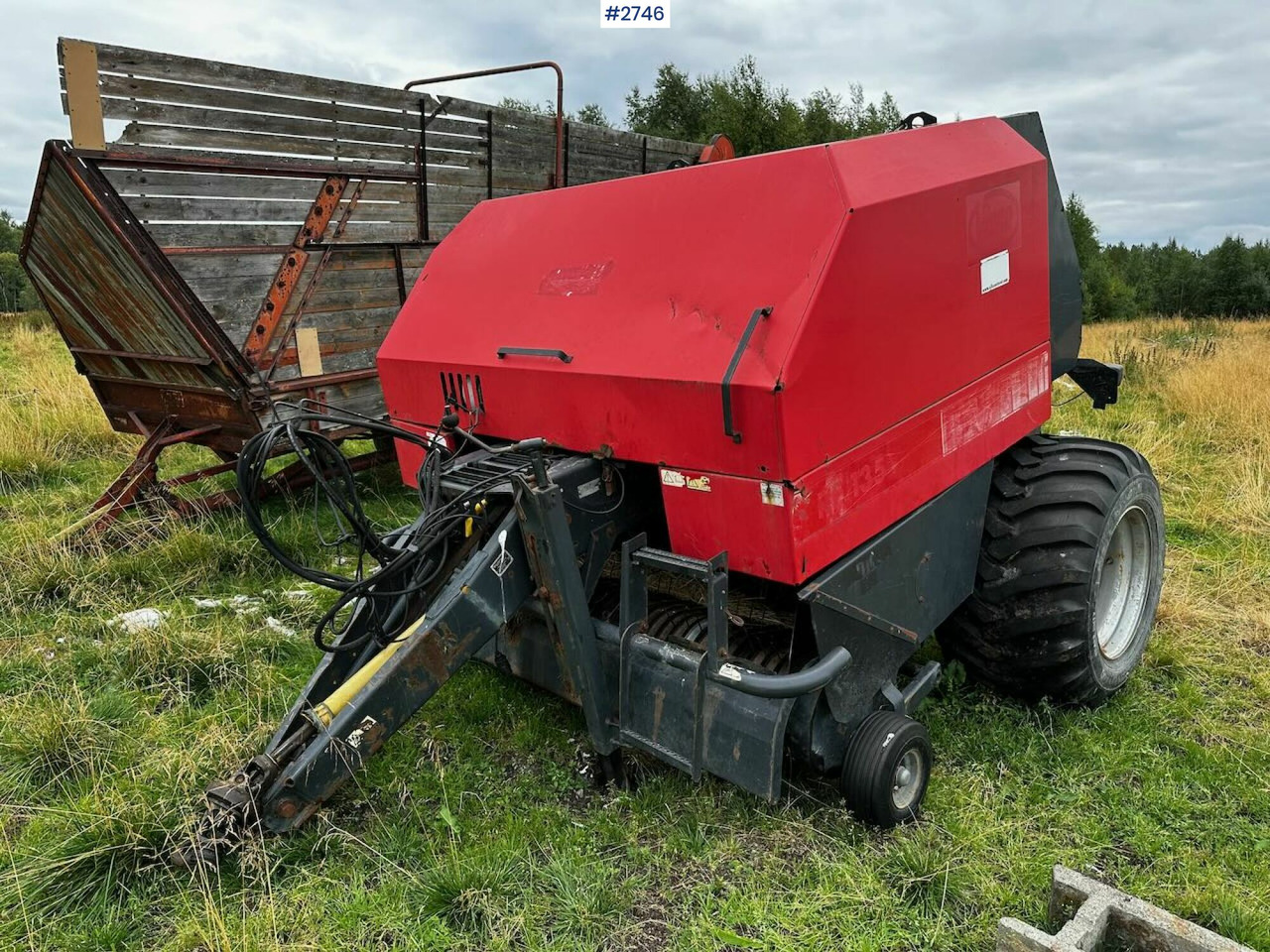 2002 Vicon RF135 round baler and Kvernland round baler - Hay and forage equipment: picture 3 2002 Vicon RF135 round baler and Kvernland round baler - Hay and forage equipment: picture 3