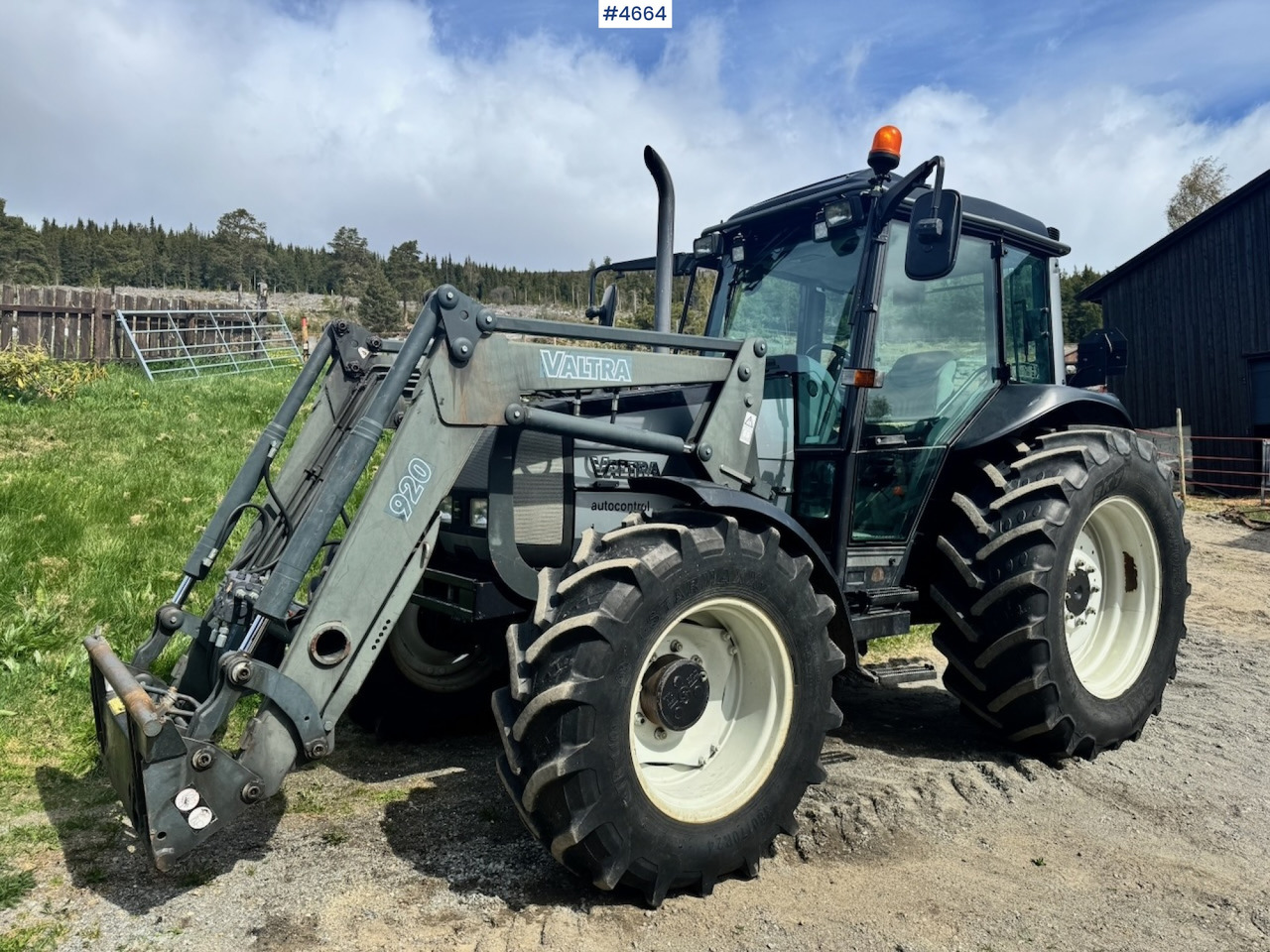 2003 Valtra A85-4 4x4 with Front Loader – 4450 hours! - Farm tractor: picture 2 2003 Valtra A85-4 4x4 with Front Loader – 4450 hours! - Farm tractor: picture 2