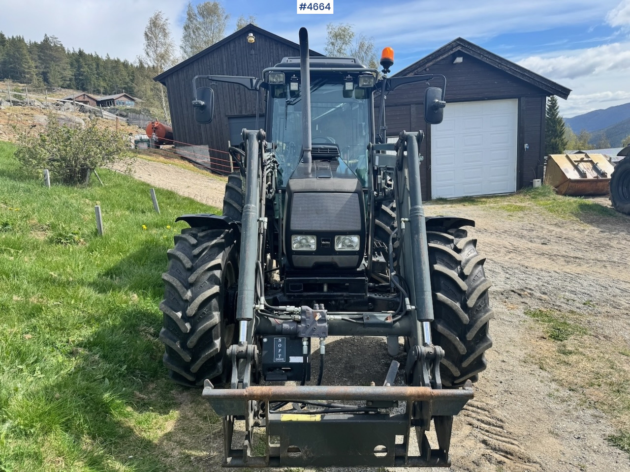2003 Valtra A85-4 4x4 with Front Loader – 4450 hours! - Farm tractor: picture 4 2003 Valtra A85-4 4x4 with Front Loader – 4450 hours! - Farm tractor: picture 4
