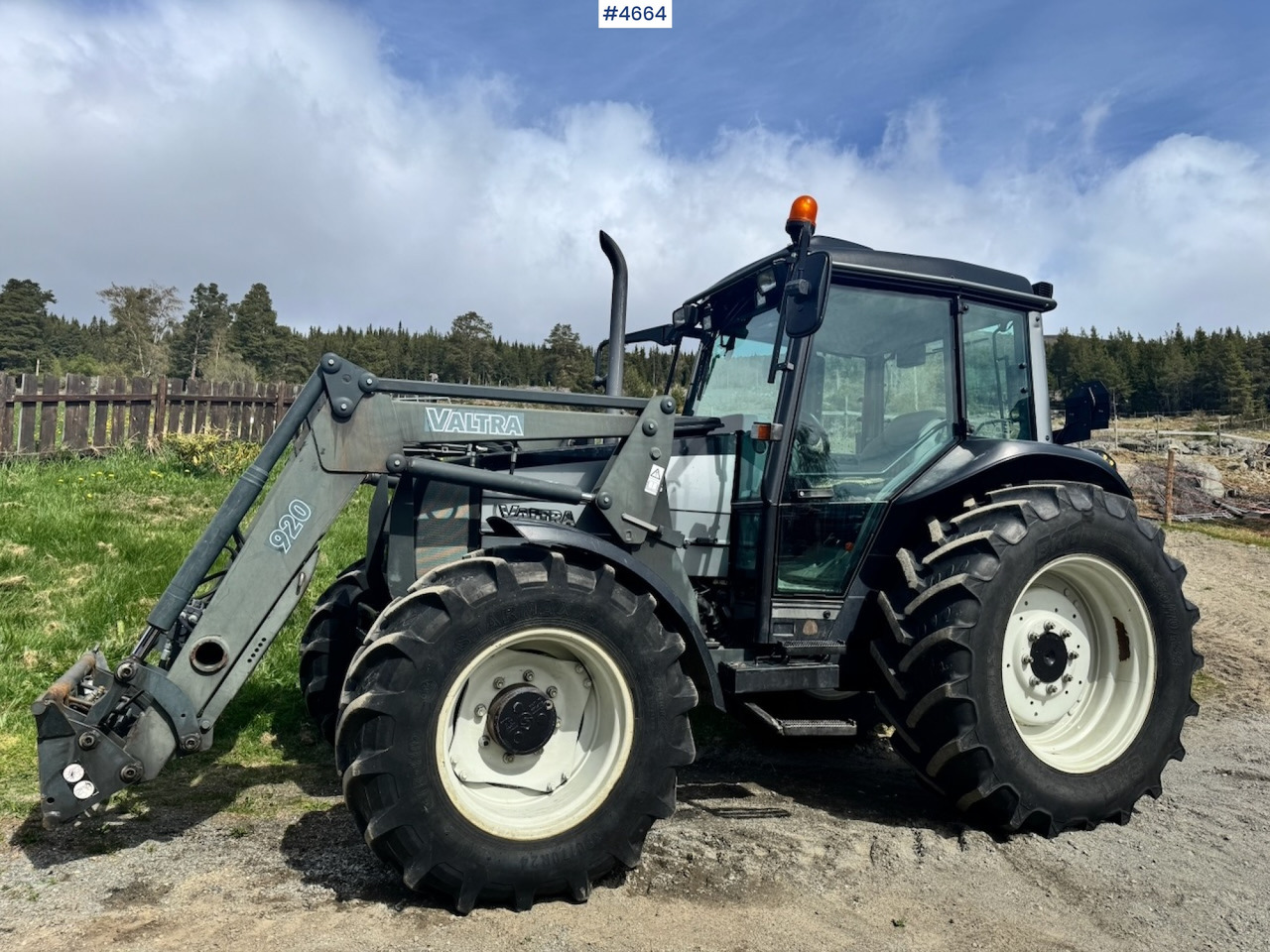2003 Valtra A85-4 4x4 with Front Loader – 4450 hours! - Farm tractor: picture 1 2003 Valtra A85-4 4x4 with Front Loader – 4450 hours! - Farm tractor: picture 1