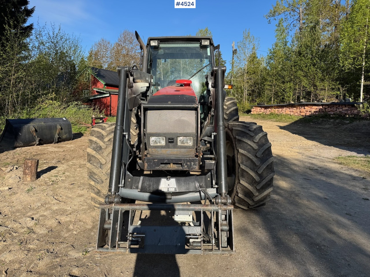 2005 Valtra 6850 w/front loader - Farm tractor: picture 4 2005 Valtra 6850 w/front loader - Farm tractor: picture 4