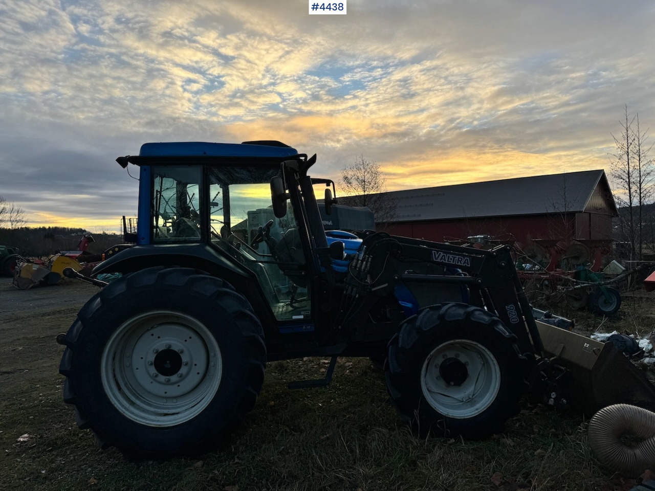 2005 Valtra A75-4 4x4 w/ Front loader and bucket. 3250 hours! - Farm tractor: picture 2 2005 Valtra A75-4 4x4 w/ Front loader and bucket. 3250 hours! - Farm tractor: picture 2