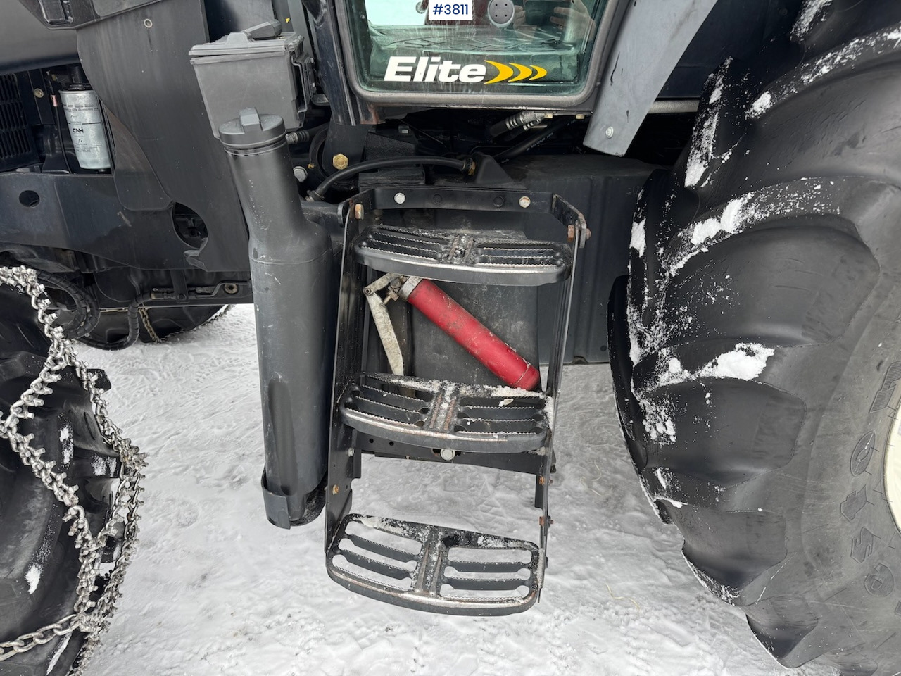 2010 New Holland T6020 Elite w/front loader - Farm tractor: picture 4 2010 New Holland T6020 Elite w/front loader - Farm tractor: picture 4