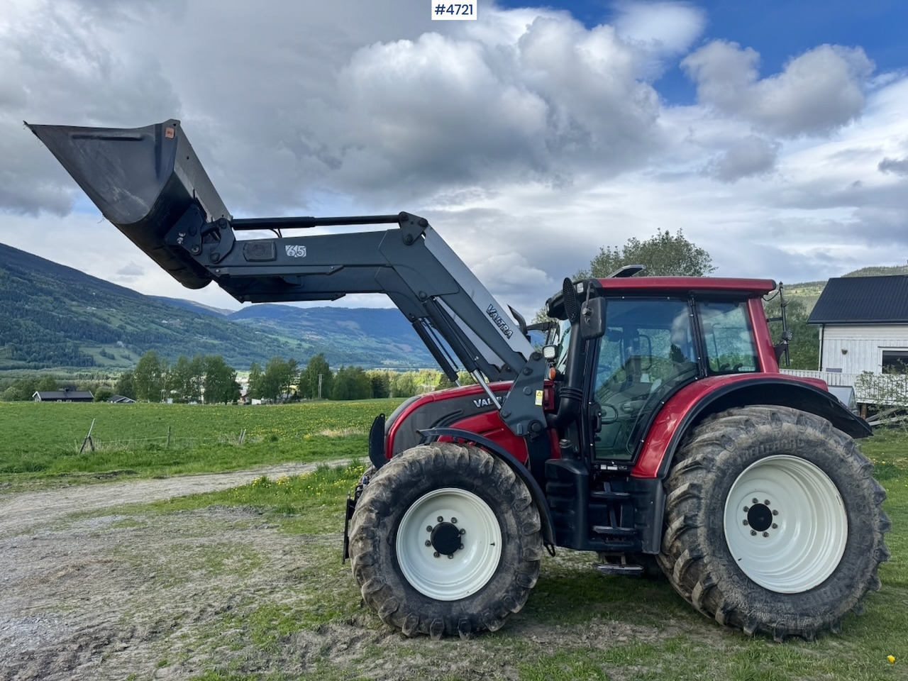 2010 Valtra N142 equipped for snow clearing with front loader - Farm tractor: picture 2 2010 Valtra N142 equipped for snow clearing with front loader - Farm tractor: picture 2
