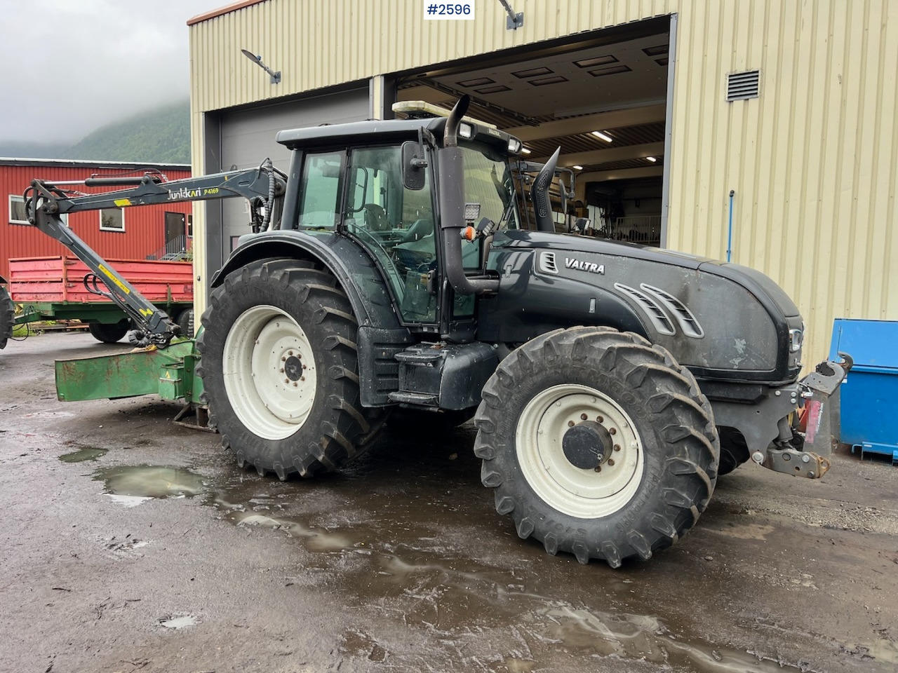 2010 Valtra T182 Versu Tractor w/ 2015 NHS 300E Chipper and 2015 Junkkari P4169 Crane - Farm tractor: picture 1 2010 Valtra T182 Versu Tractor w/ 2015 NHS 300E Chipper and 2015 Junkkari P4169 Crane - Farm tractor: picture 1